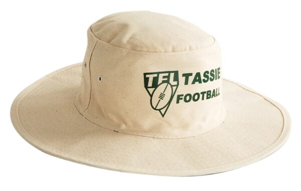 A beige canvas hat featuring a wide brim and a logo. Suitable for outdoor activities.